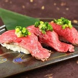 黒毛和牛の肉を使用した肉寿司！写真映えもする大人気メニューです♪赤みをなめろうに仕立てた肉なめろう軍艦寿司も人気です！このほかにも、おいしい肉メニューたくさんございます！