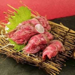 大人気！イチボの炙り肉刺し ついついお代わりしちゃう一品