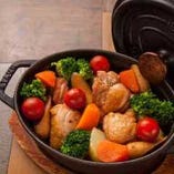 季節野菜と鶏モモ肉のダッチオーブン蒸し