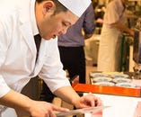 職人が握る本格的なお寿司を回転寿司で食べていただけます。