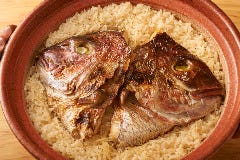 1.5キロ前後の鯛の兜をまるごと使った当店名物の鯛めし