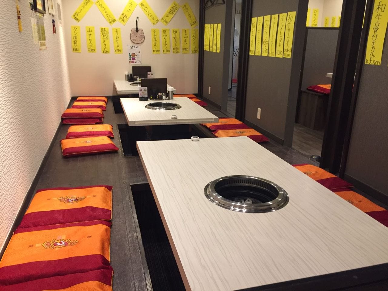 座布団が置かれた焼肉一番の店内