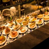 手のひらサイズのピンチョスは全20種以上！ワインのお供にぜひ