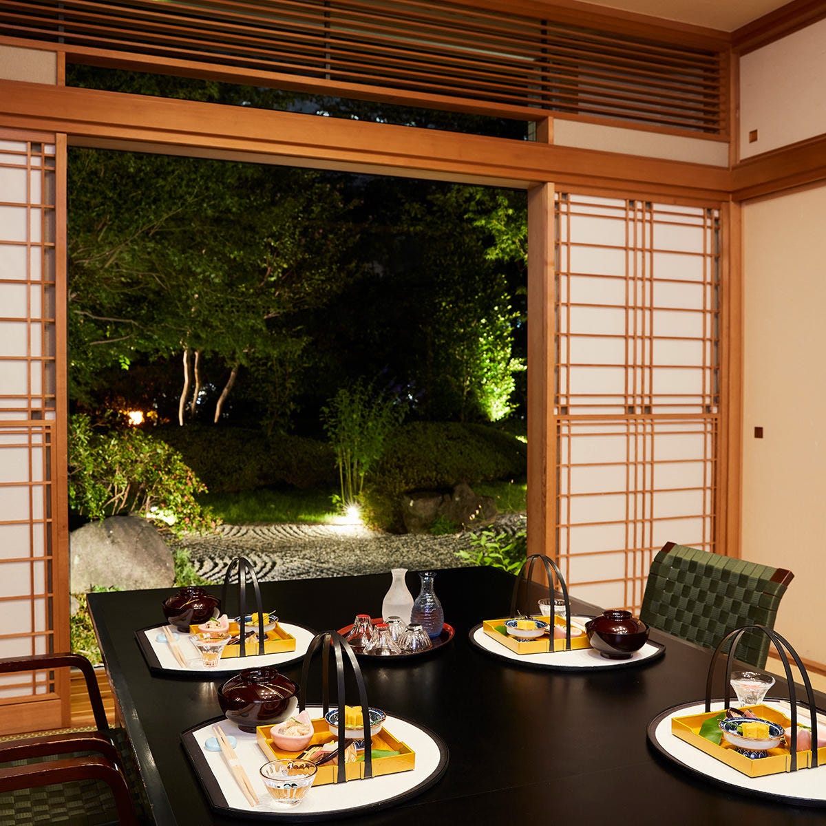 庭園を眺めながらお食事と日本酒をお愉しみください。