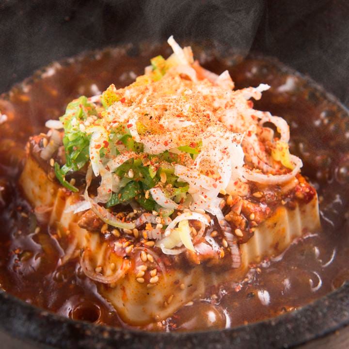 熱々の石鍋に入った辛い麻辣ソースが絹豆腐と絡んでやみつきに！