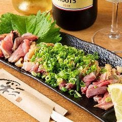 問い合わせがある程人気のメニュー！地鶏のタタキをお見逃しなく