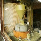 山形県契約農家から届く地粉を毎朝石臼で挽き、手打ちで作る蕎麦