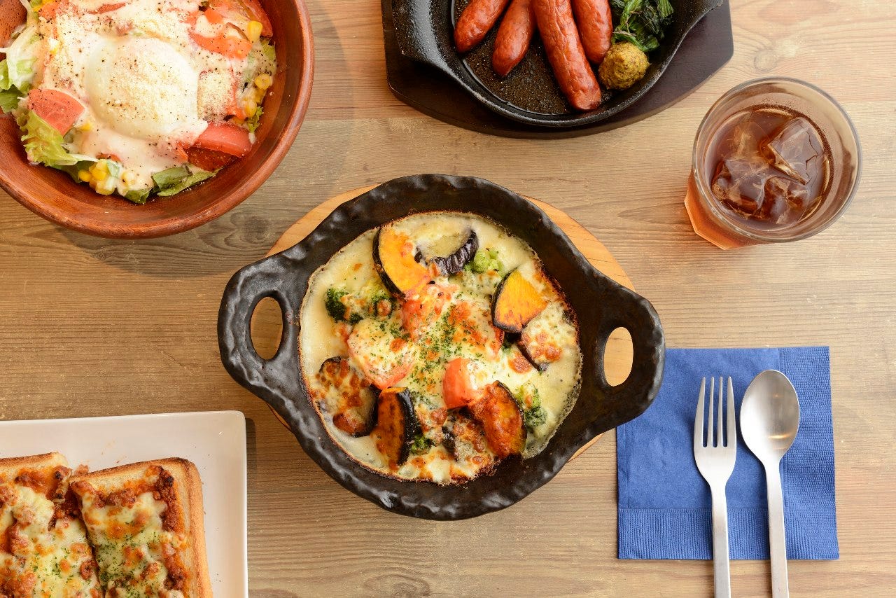 テーブルにグラタンやチョリソー、フレンチトーストなどが並んでいる