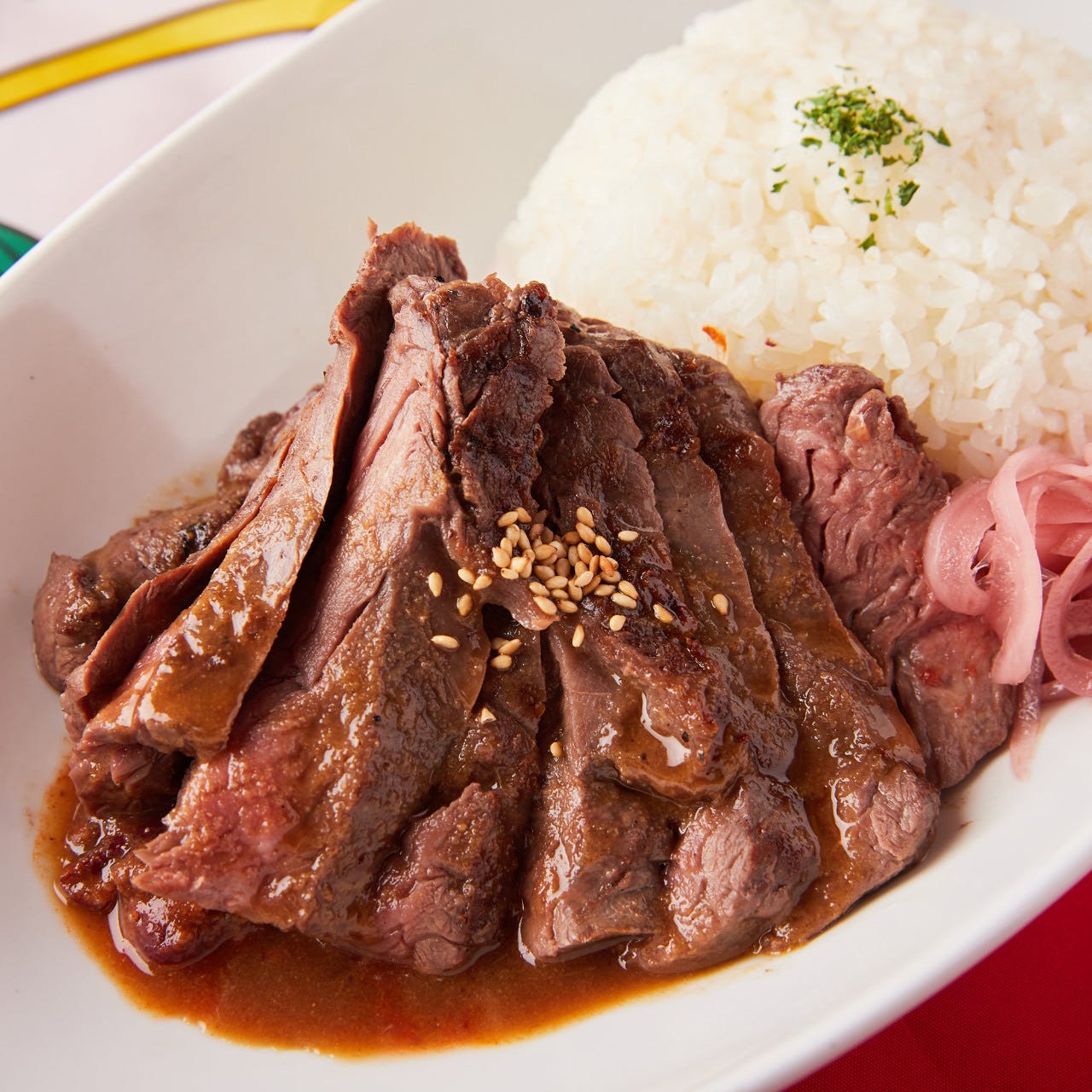 白い楕円皿にカットステーキとライスが盛られたステーキランチ