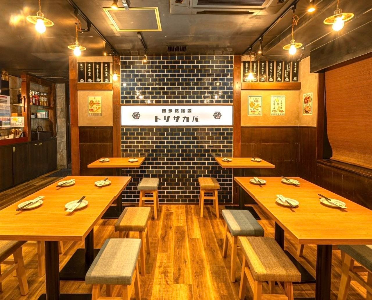 明るい照明に、木の温もりあふれる店内