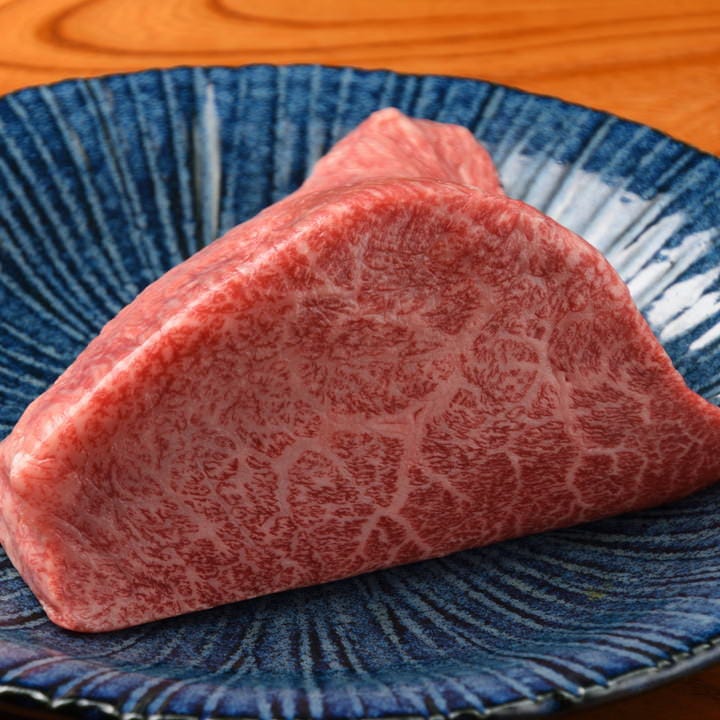 美しいサシが入った神戸牛。とろける肉質をご堪能ください。