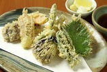 旬の食材を活かした野菜の天ぷら、お酒のおつまみとして。普段のお昼のおそばに追加しても。