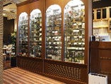 店内中央のワインセラーには、全国をまわって集めた「日本ワイン」が50種以上あります。