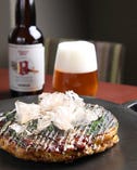 鉄板でふっくら焼き上げた「信州豚のお好み焼き」はぜひビールと