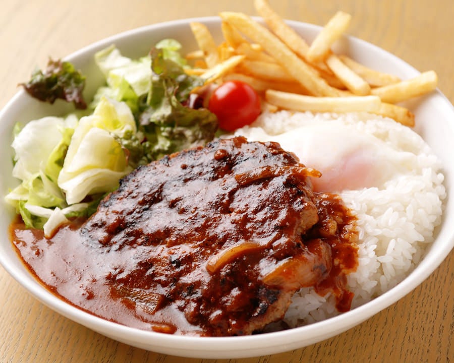 毎日スタッフが手作りしている自慢のハンバーグのロコモコです。