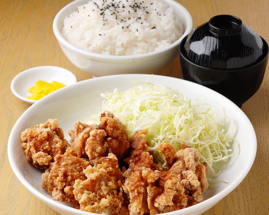 定番だけにその店の本筋が
見えるチキン唐揚げ定食！