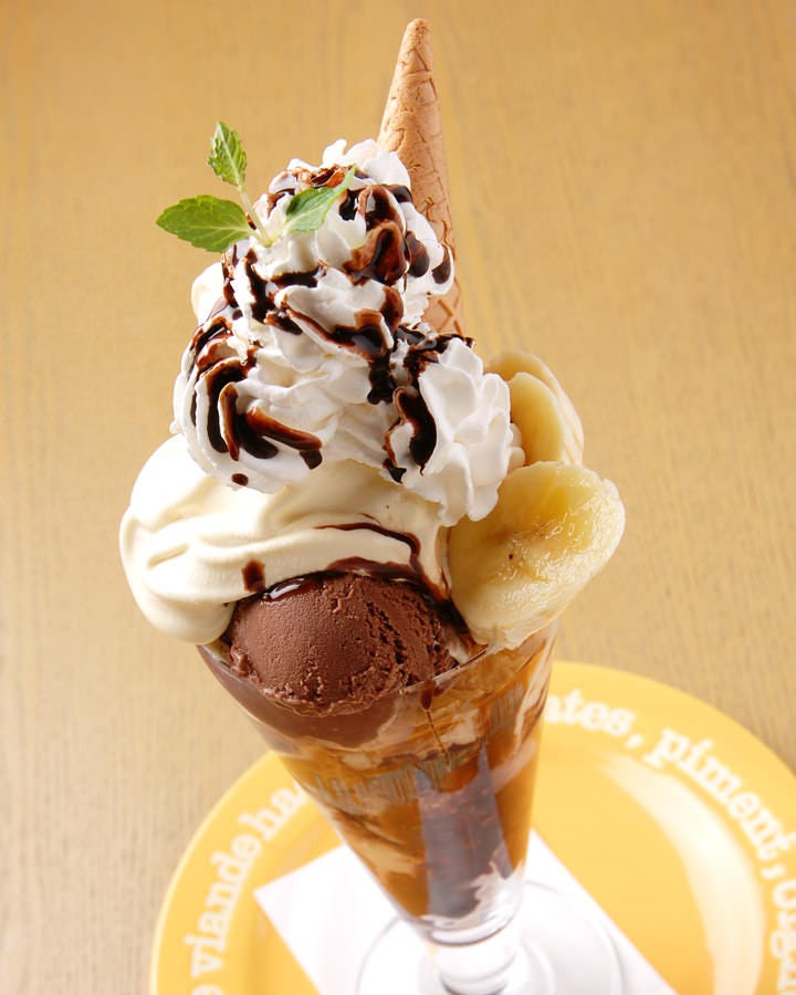 スウィーツ一番人気はやっぱり定番のチョコレートパフェ！