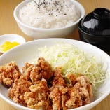 定番だけにその店の本筋が
見えるチキン唐揚げ定食！