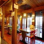 中庭からの木漏れ日が心地よいテーブル席。