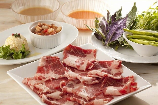 門前仲町の焼肉『スペインイベリコバル 門仲』の内観・料理