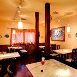 二階席ではテーブルを囲んで名物料理イベリコのしゃぶしゃぶコースをお楽しみください。