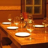 中人数の宴席に最適な落ち着いたテーブル席はカジュアルな接待に（5名様～10名様）