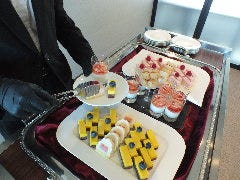 ストロベリーをふんだんに盛り込んだコースをお楽しみください
