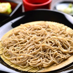 三重のいなべの契約農家から仕入れた粗びき手打ち蕎麦せいろ