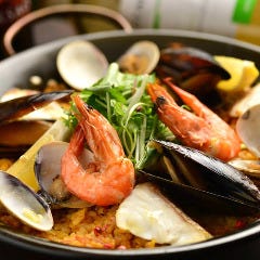そば米と特選魚介のパエリヤは和とスペインの融合が美味しい逸品