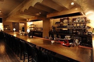 アンティーク調の空間が広がるカフェヴァンサンヌドゥのカウンター席