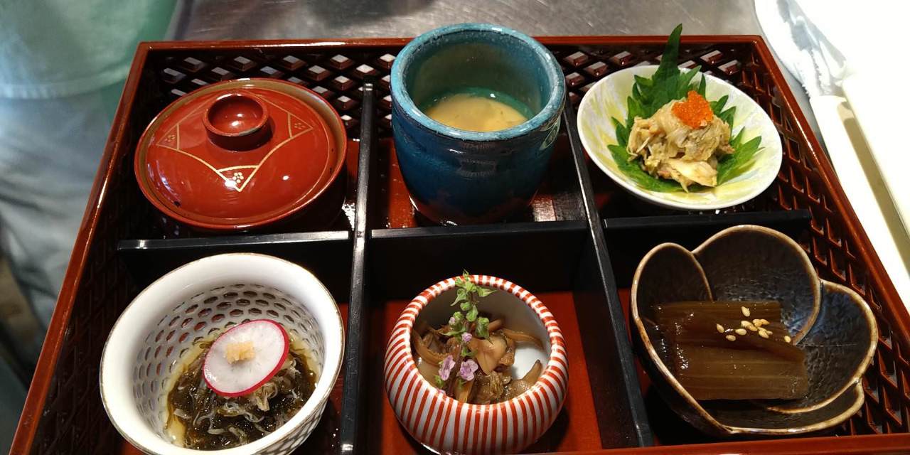 酒の肴になる小鉢を6種。まずはコチラと一緒に日本酒を！