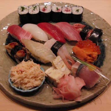 駒形_その日のおすすめのネタをひと皿に。
全てデザート付き。上、特上はお刺身と焼き物が追加されます