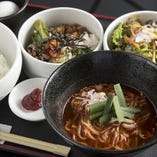 ビビンバランチ　ハーフ麺のセット