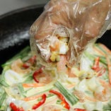 手作りにこだわり、本場韓国出身の女性料理長がオムニの味を再現