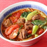 トマトの酸味と牛肉の旨味が効いた台湾で人気のラーメン