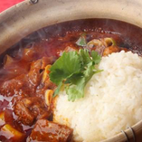 アツアツ土鍋で食す牛肉飯
スープ・小鉢付き　1280円