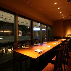ダイナミックキッチン＆バー 響 新宿サザンタワー店_２名様〜最大２０名様までご利用いただける、テーブルタイプの完全個室。テーブルタイプは全席窓があり、開放感があります。接待、同窓会、家族でのご利用そして合コンに最適。