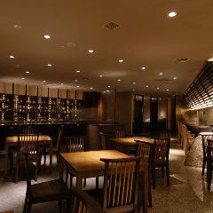 ダイナミックキッチン＆バー 響 新宿サザンタワー店_開放感のあるダイニング席。オープンキッチン、バーが隣接し大人な空間を演出。