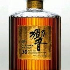 ダイナミックキッチン＆バー 響 新宿サザンタワー店_年間数千本しか作れない、貴重で稀少な限定品。モルト原酒にはサントリー秘蔵の超長期熟成樽の中から山崎ホワイトオーク樽を中心に最低でも酒齢30年以上のモルト原酒が入念に選ばれる。これに酒齢30年以上の円熟グレーン原酒を吟味して丁寧にブレンドします。サントリーブレンデッドウイスキーの最高峰です。