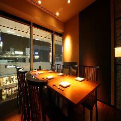 ダイナミックキッチン＆バー 響 新宿サザンタワー店_夜景を見ながら落ち着いた雰囲気の店内で宴会できる、自慢の個室。各種ご宴会に最適なコースも多数ご用意！こだわりのウイスキーやワインが飲める飲み放題も付いたお得なコースです！