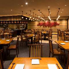 Dynamic Kitchen ＆ Bar 響 新宿サザンタワー店_開放感のあるダイニング席