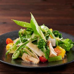 ダイナミックキッチン＆バー 響 新宿サザンタワー店_産地や生産者の方々と信頼を築き、季節ごとの素材を全国から取り寄せています。いい素材を手にいれたら、素材の味を生かすこと。何から何までこだわった当店の味をお召し上がりください。