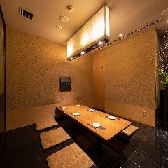 ダイナミックキッチン＆バー 響 新宿サザンタワー店_8名様～10名様までご案内可能な掘り炬燵タイプの完全個室。