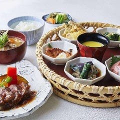 Dynamic Kitchen ＆ Bar 響 新宿サザンタワー店_【響膳(ひびきぜん)】豪華籠盛り前菜と選べるメインの贅沢ランチ