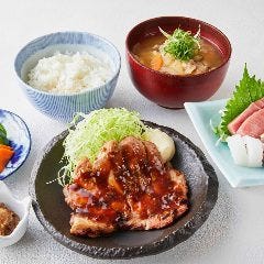 ダイナミックキッチン＆バー 響 新宿サザンタワー店_週替わりメインと刺身盛り合わせ　銀シャリ御膳