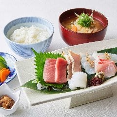 ダイナミックキッチン＆バー 響 新宿サザンタワー店_刺身五種盛り合わせ銀シャリ御膳　鯛茶付