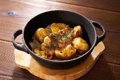 ダイナミックキッチン＆バー 響 新宿サザンタワー店_三方原馬鈴薯と鯛の酒盗バターオーブン焼き