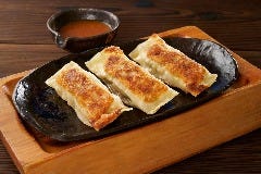ダイナミックキッチン＆バー 響 新宿サザンタワー店_黄ニラと黒豚の棒餃子　赤味噌だれ