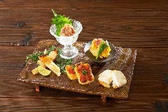 ダイナミックキッチン＆バー 響 新宿サザンタワー店_酒肴五種盛り合わせ