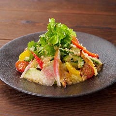 ダイナミックキッチン＆バー 響 新宿サザンタワー店_十四種野菜のサラダ 　　　擦りおろし林檎ドレッシング